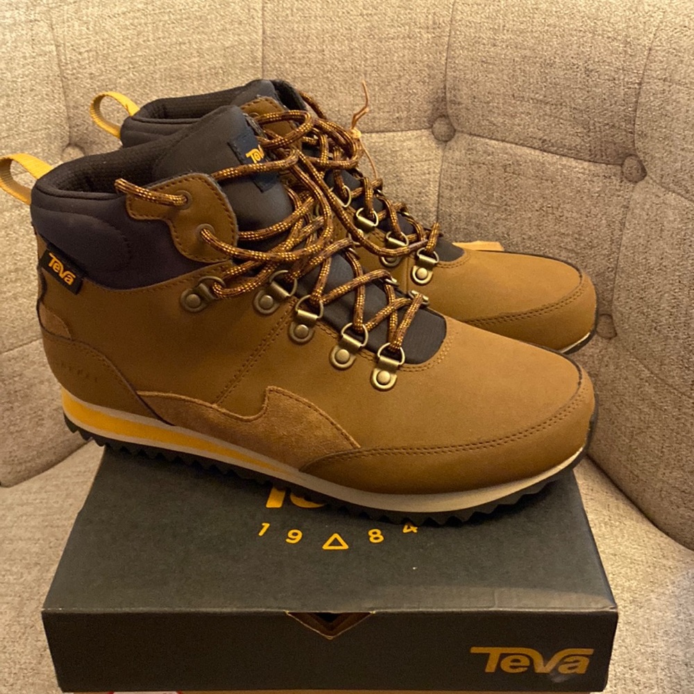 Teva Freeside boots